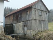 die Säge mit Brücke zum Untergeschoss, dahinter die Turbinenstube