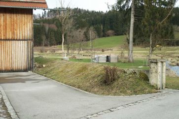 Hochwasserdeich von der Straße zum Stadel