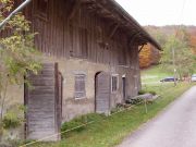 Straßenseite mit Korbbogentorenund Eingangstür