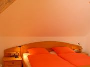 Doppelbett im Schlafzimmer Ferienwohnung West der Schloßmühle