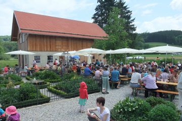 Mühlenfest, Stadel im Hintergrund