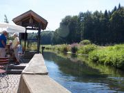 Die Günz fließt direkt am Biergarten vorbei