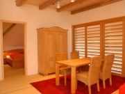 Essplatz, links Blick ins Schlafzimmer Ferienwohnung West der Schloßmühle