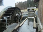 Wasserrad, Zulaufgerinne zur Turbine und Turbinenschütz