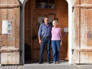 Brigitte und Steffen Haid am Eingang zur Gaststube