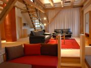 Sitzgruppe, hinter Vorhang Doppelbett der Schloßmühle Liebenthann