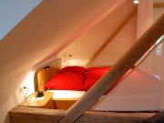 Doppelbett hinter dem Vorhang der Schloßmühle Liebenthann
