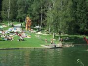 Blick auf die Liegewiese mit Spielplatz