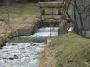 Blick zum Wehr, davor das Tosbecken