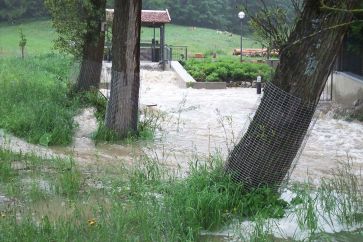 Hochwasser, das Wehr ist vollständig geöffnet