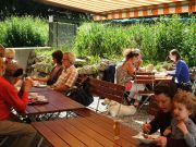 Biergarten, unter der Markise