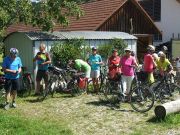 Radlergruppe an der Säge