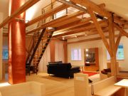 Hochgesetzte Schlafgalerie (Doppelbett) der Schloßmühle Liebenthann