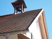 Glockenstuhl und Wetterfahne mit württembergischem Hirschhorn