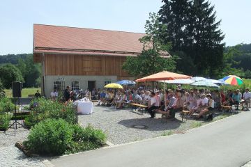 Gottesdienst an der Mühle, Stadel im Hintergrund