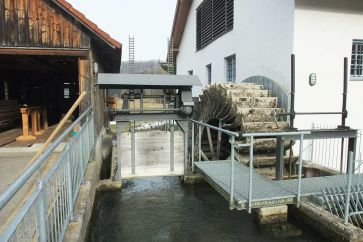 links Turbinenschütz, Gerinne zur Turbine, rechts Wasserrad