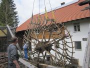 Das Wasserrad wird von einem Kran herausgehoben