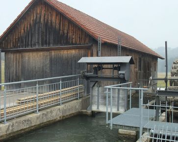 Säge mit Eingangstoren, rechts Absprerrschütz Turbine