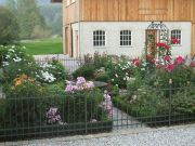 Barockgarten, im Hintergrund der Stadel
