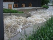 Hochwasser, Welle hinter dem Wehr