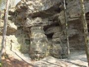Felswand aus Nagelfluhgestein mit ausbrüchen und Höhlen