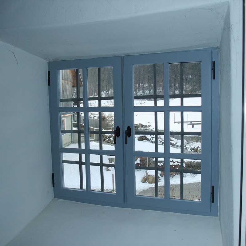 Fenster mit vorgesetztem Gitter in Mahlbereich