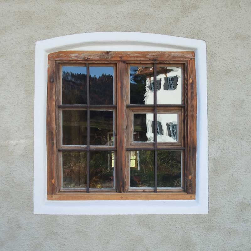 vergittertes Fenster von 1833 in der Remise